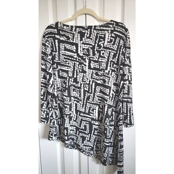 Chico's Travelers 2 Black White Geometric Asymmetrical Blouse‎ Tunic Size 2 (L) - Picture 2 of 4
